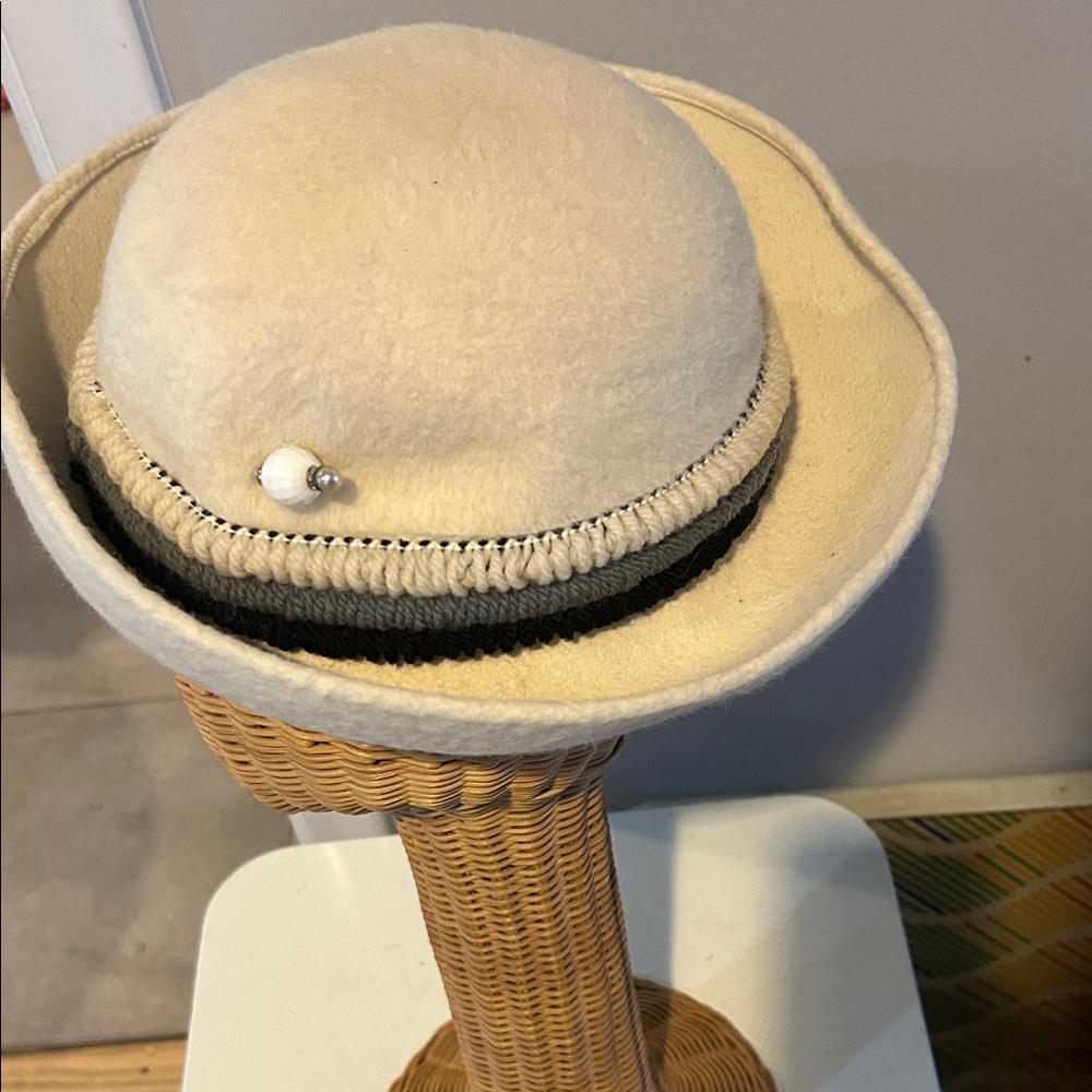 Gorgeous vintage Cream, grey, black  Wool Hat with stickpin Jan Leslie